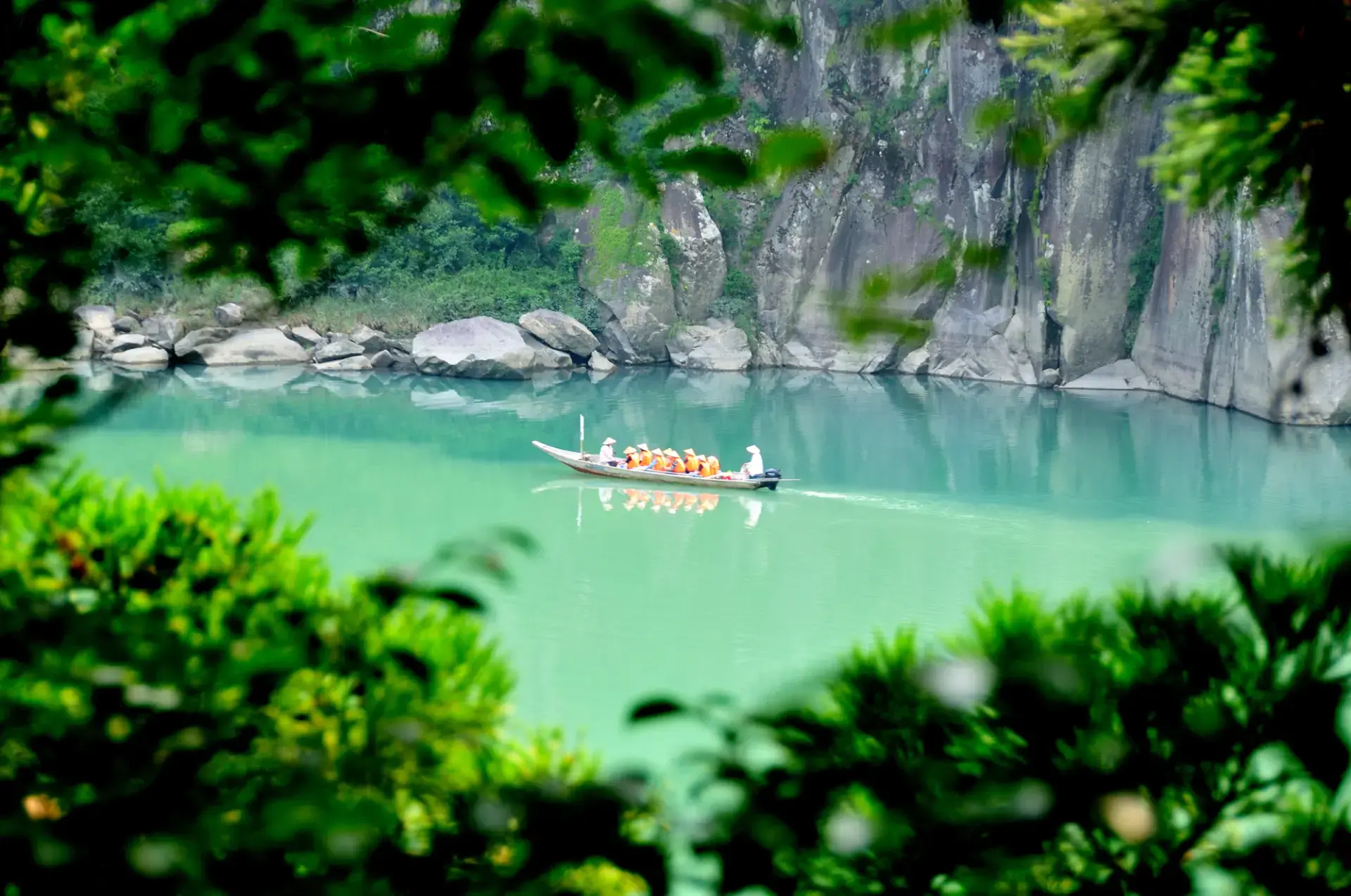Ride a wooden boat down the Kumano River and take in the scenery of this river pilgrimage route