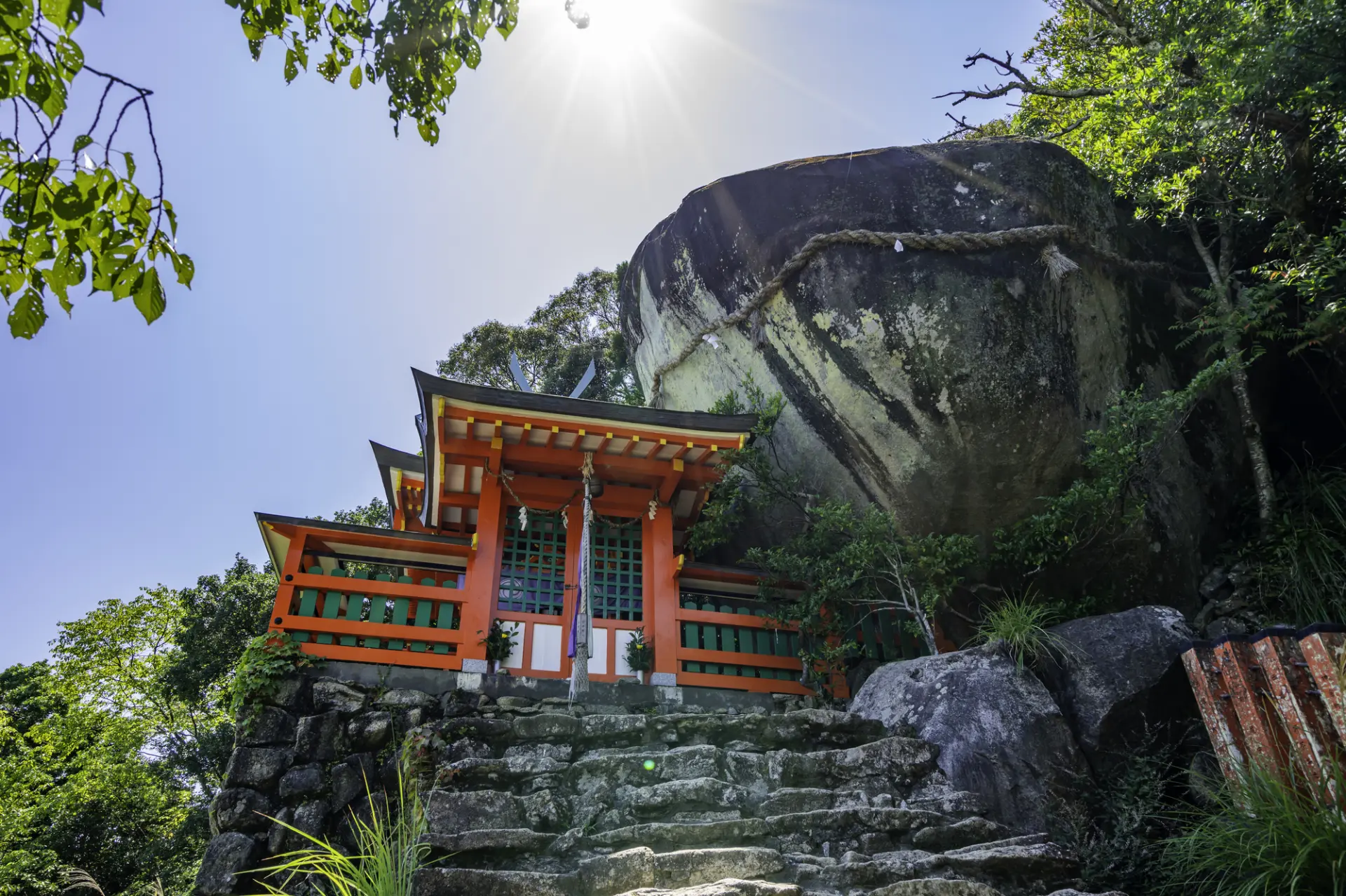 Kamikura Shrine is known as the sacred place where the Kumano deities first descended, before they were enshrined at the Kumano Sanzan