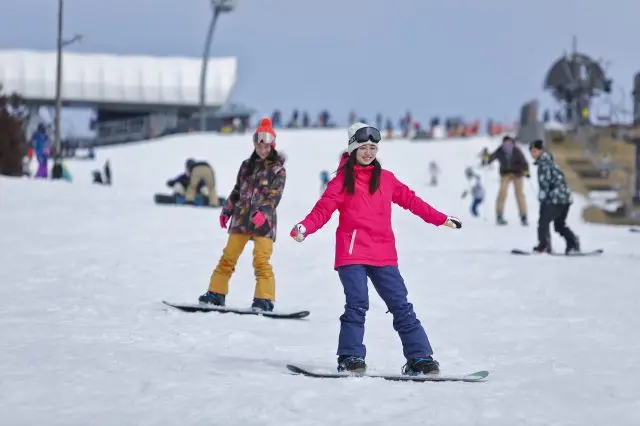 The Uchimi Slope has a gentle gradient with an elevation difference of 45 meters, making it ideal for beginner lessons.