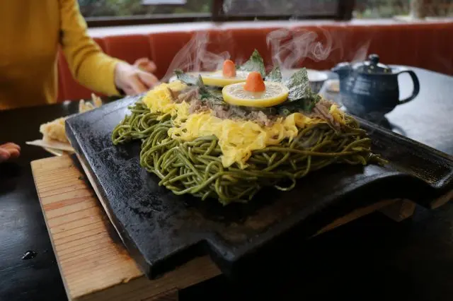 以大片的瓦片盛裝供應的蕎麥麵是山口知名在地美食
