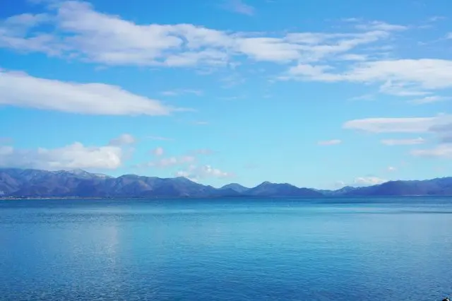 悠閒地漫步湖邊，欣賞一望無際的美麗風景