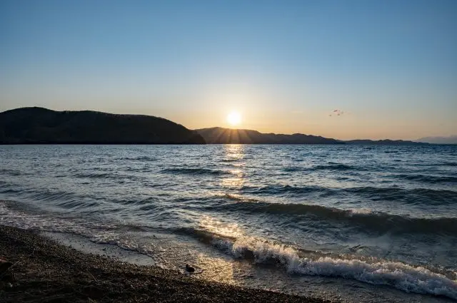 不妨一邊在湖畔漫步，一邊遙想那些流傳至今的逸話