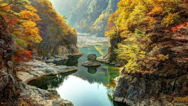 被紅葉染紅的龍王峽溪谷之美令人驚艷