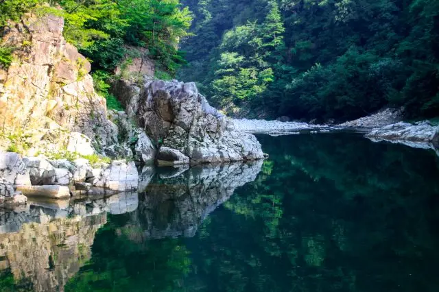 奇岩、巨石與清流交織而成的壯闊溪谷之美，撼動人心