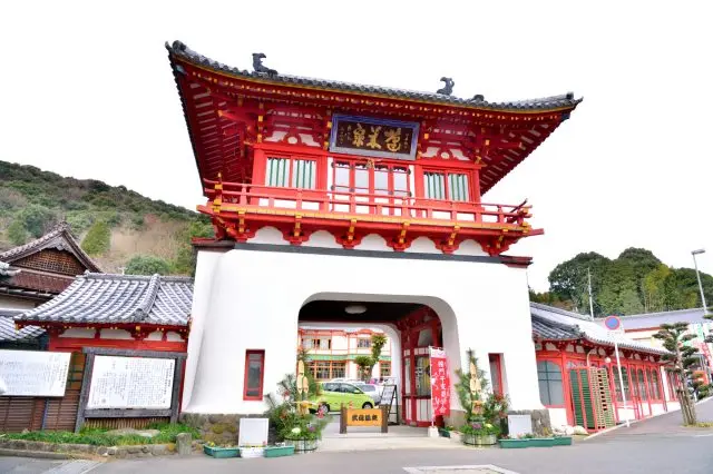 溫泉街中罕見的樓門設計也是一大特徵