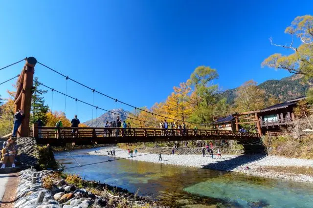 上高地的地标，与大自然完美融合的木造吊桥