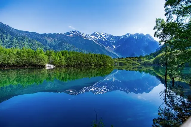 碧绿的湖面上倒映着上高地的群山