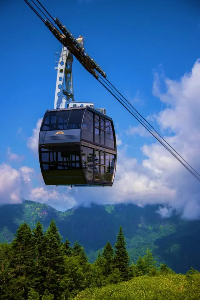 搭乘日本唯一的双层缆车，在海拔2156米的云端上享受空中漫步