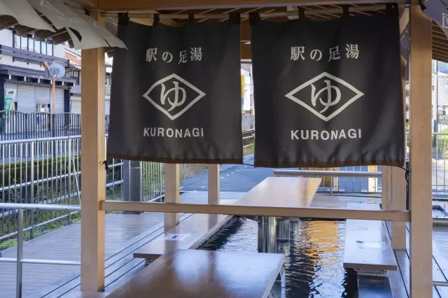 足湯で気軽に温泉を楽しめるのも嬉しいポイントだ