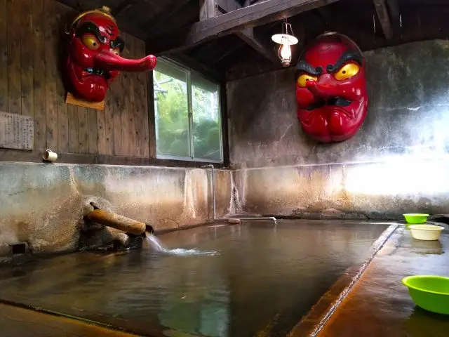 裝飾在各處的天狗面具令人印象深刻