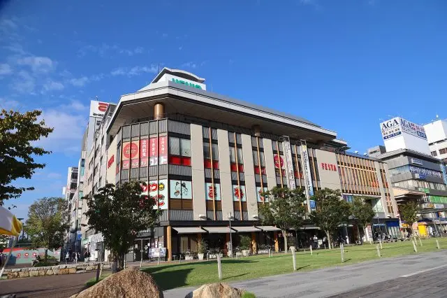 Festa BLD. in front of Himeji Station is located near the entrance of the “Miyuki Street” shopping arcade.