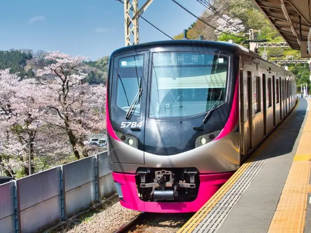 仅在周未及节假日行驶的特快列车「The Mt.TAKAO train（高尾山号）」，车内提供免费Wi-Fi和电源插座等设备