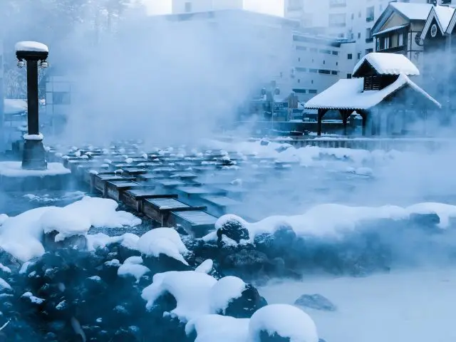 銀白雪景與裊裊升起的湯煙，令人彷彿身在夢幻世界～