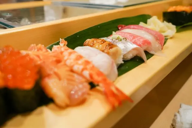 朝食から豪華にお寿司や海鮮丼をいただこう