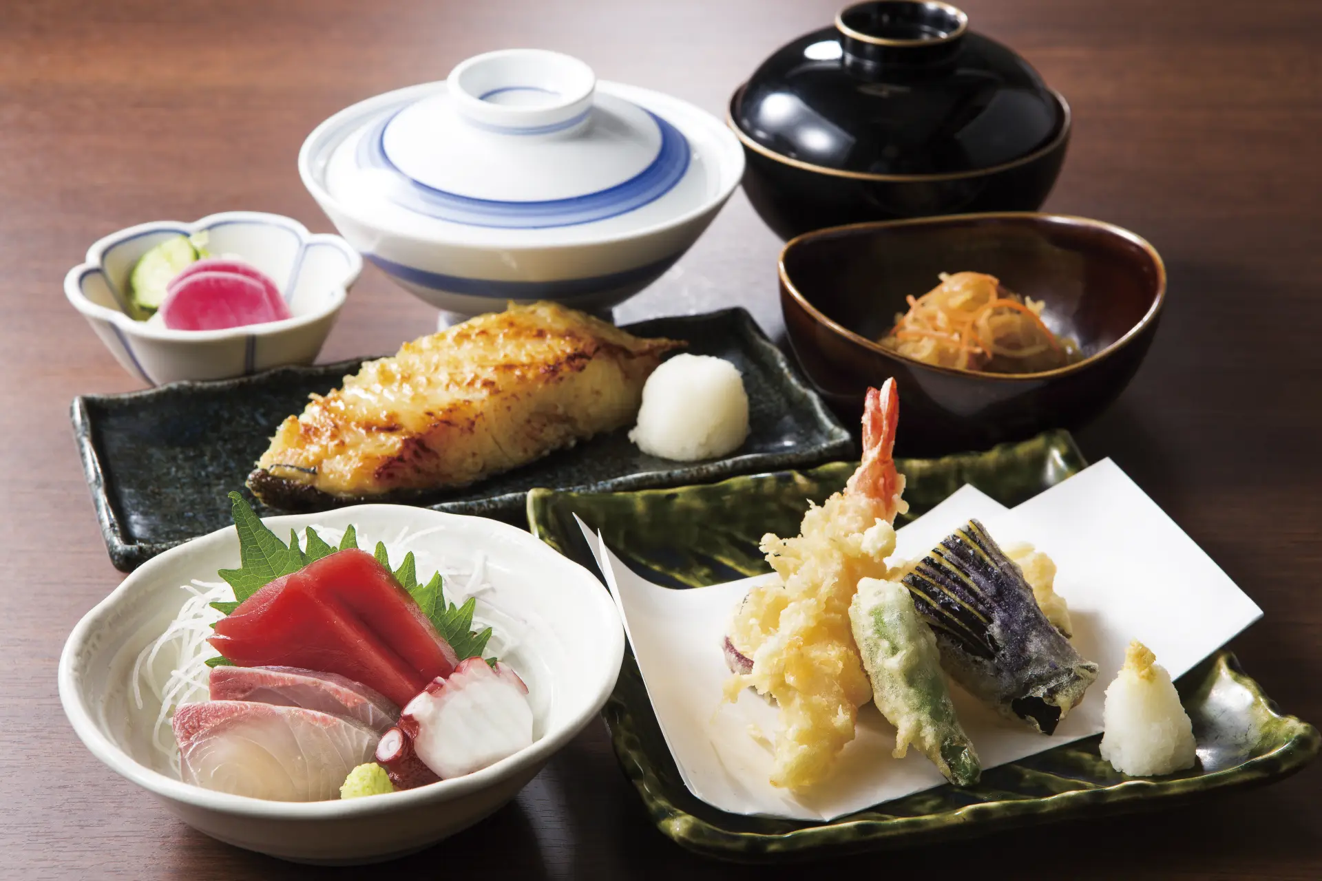 活気ある魚河岸の雰囲気で、鮮魚を使った豪快な料理が堪能できるお店