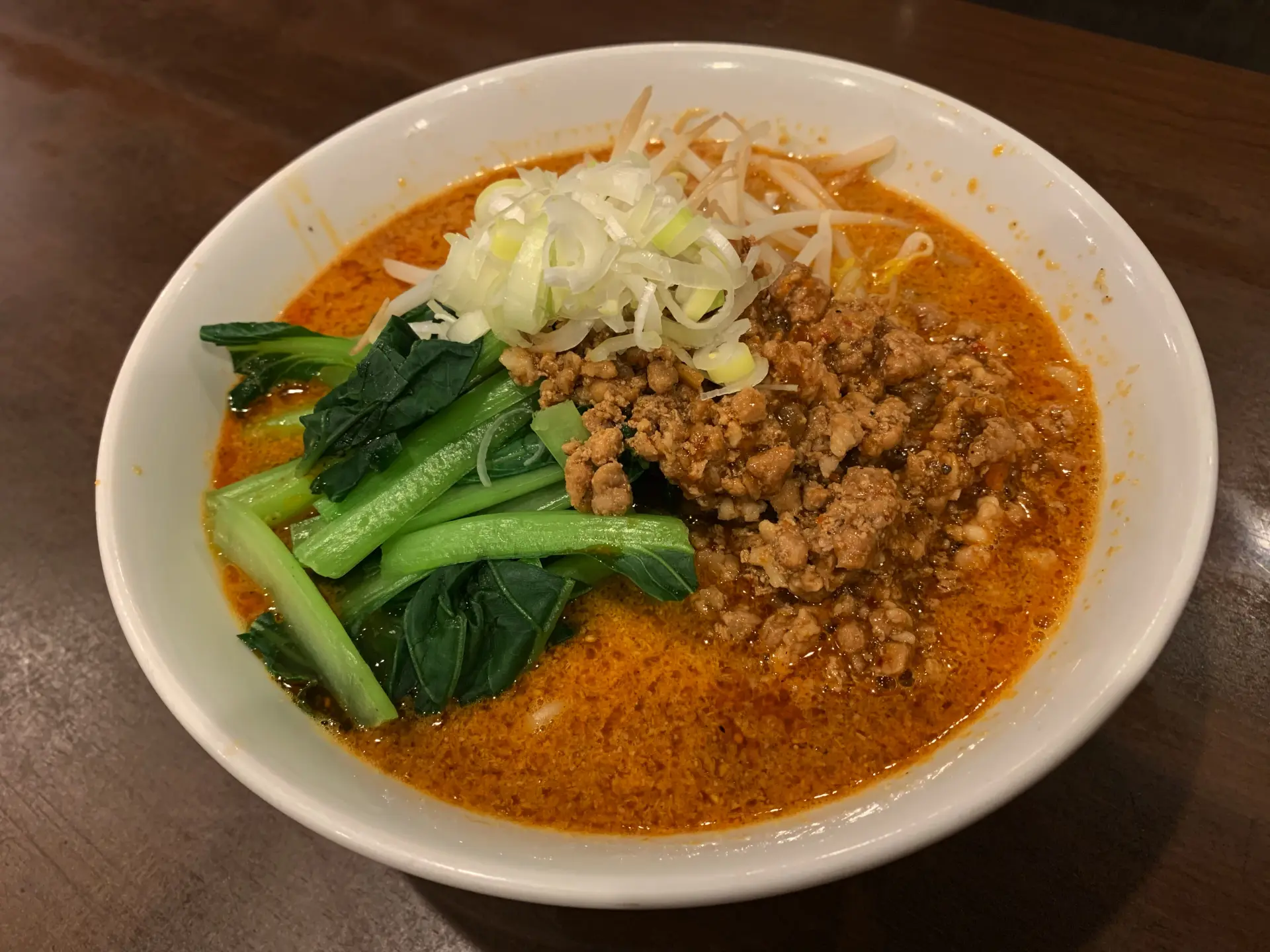 赤い看板が目印！リーズナブルで美味しいラーメン店