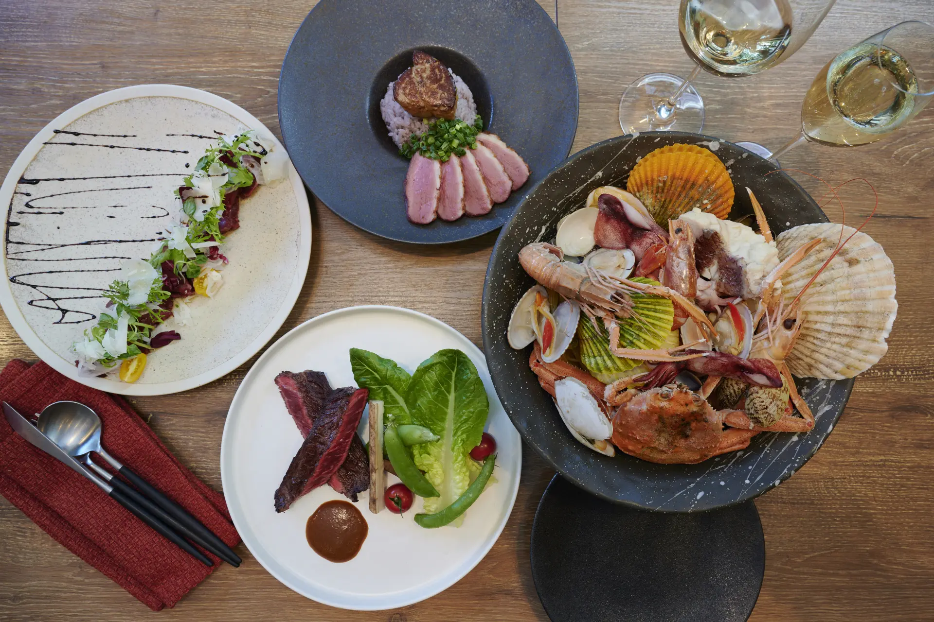 スパニッシュとイタリアンが融合！ 活気あふれる空間で本格西洋料理を堪能