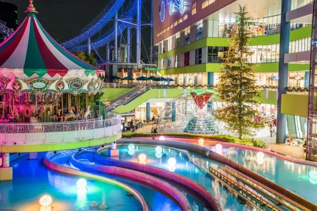 This urban resort has a full lineup of highly effective beauty treatment options liks a natural hot spring and stone baths.