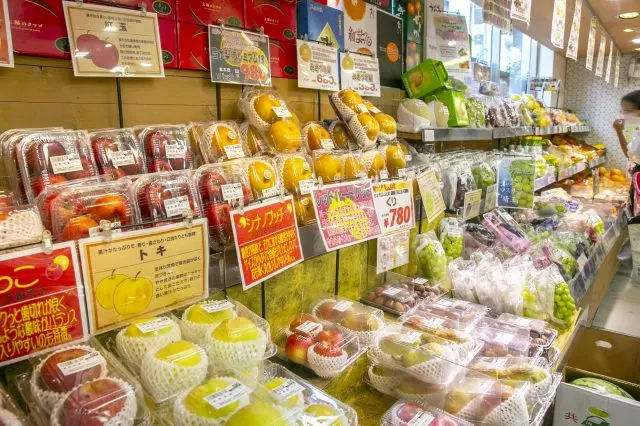 Lined with different types of popular apples!