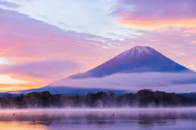 朝霞與薄霧籠罩下充滿夢幻氛圍的精進湖