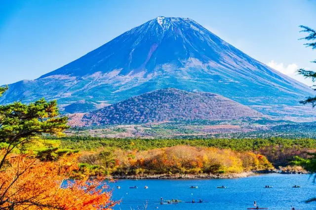 盡情欣賞楓紅點綴下的絕景「抱子富士」