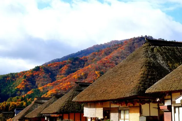 染上豐富色彩的群山與古民家，令人感受到日本特有的意趣