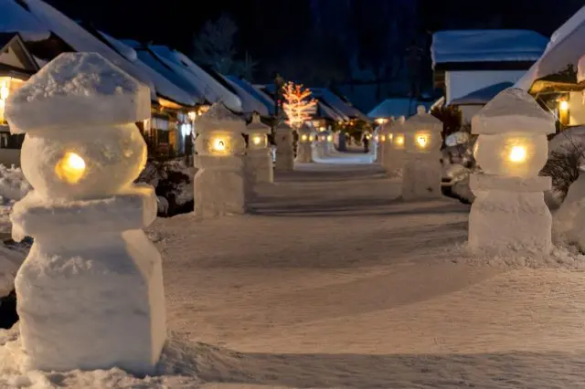 雪燈籠燭火搖曳的夢幻場景