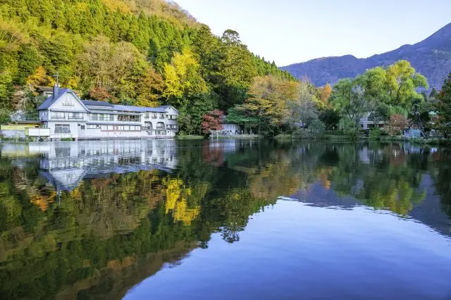秋季的金鳞湖，湖面上染着美丽的红叶景致