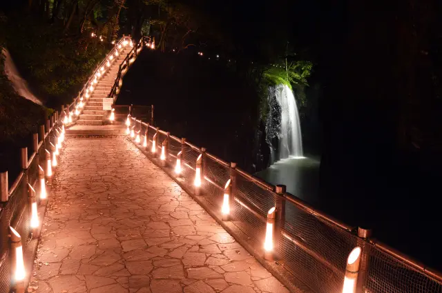 被比喻为“优美的白蛇”的「真名井瀑布」是高千穗峡的必看景点