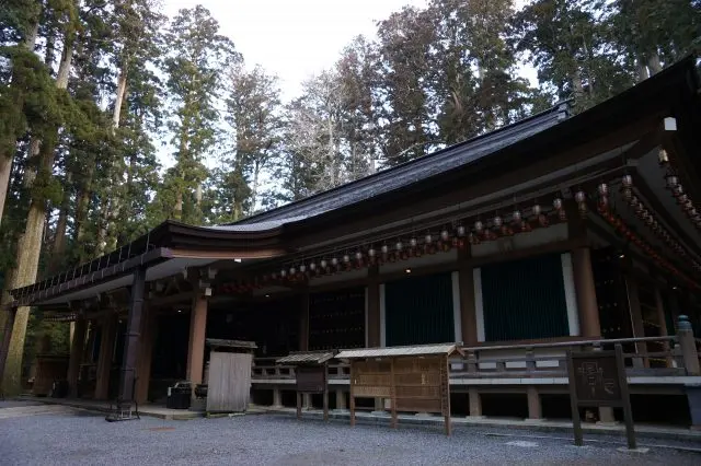 周圍環繞著樹齡超過800年的杉木林，是靈魂的安息之地，包括許多希望與弘法大師同眠於此的戰國時代封建領主