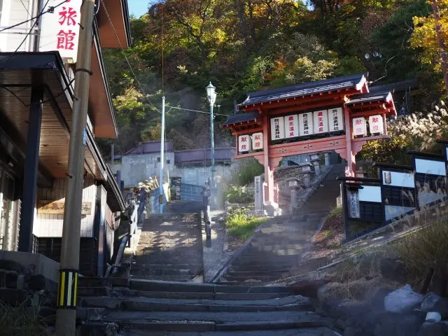 硫磺的香氣瀰漫，充滿情懷的溫泉街也是其中一大魅力