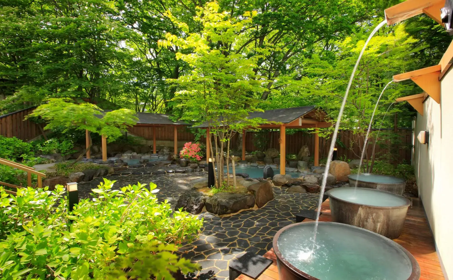 Enjoy a relaxing moment in one of Japan’s strongest acidic sulfur springs