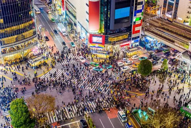 Crowded with Pedestrians, this is the World’s Busiest Crosswalk.