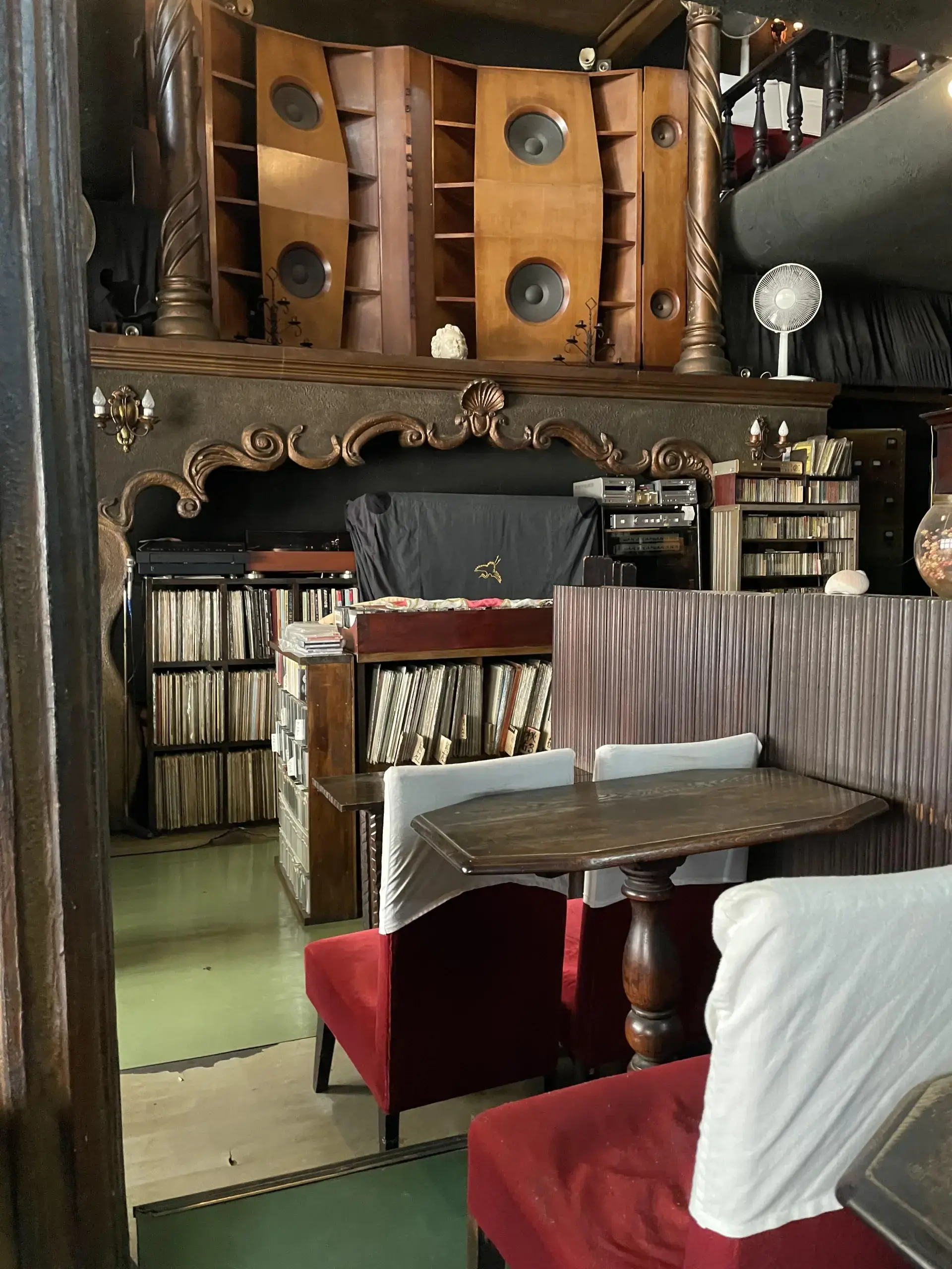 在頂級的黑膠音樂環繞中，度過悠然靜謐的時光