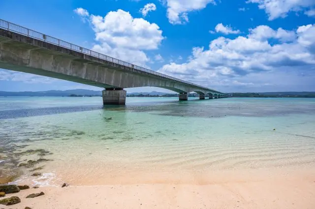 エメラルドグリーンの海と真っ直ぐ海へと続く橋は絶景だ