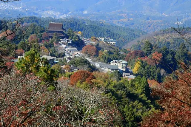 一边巡游神社和寺庙，一边欣赏自然风光