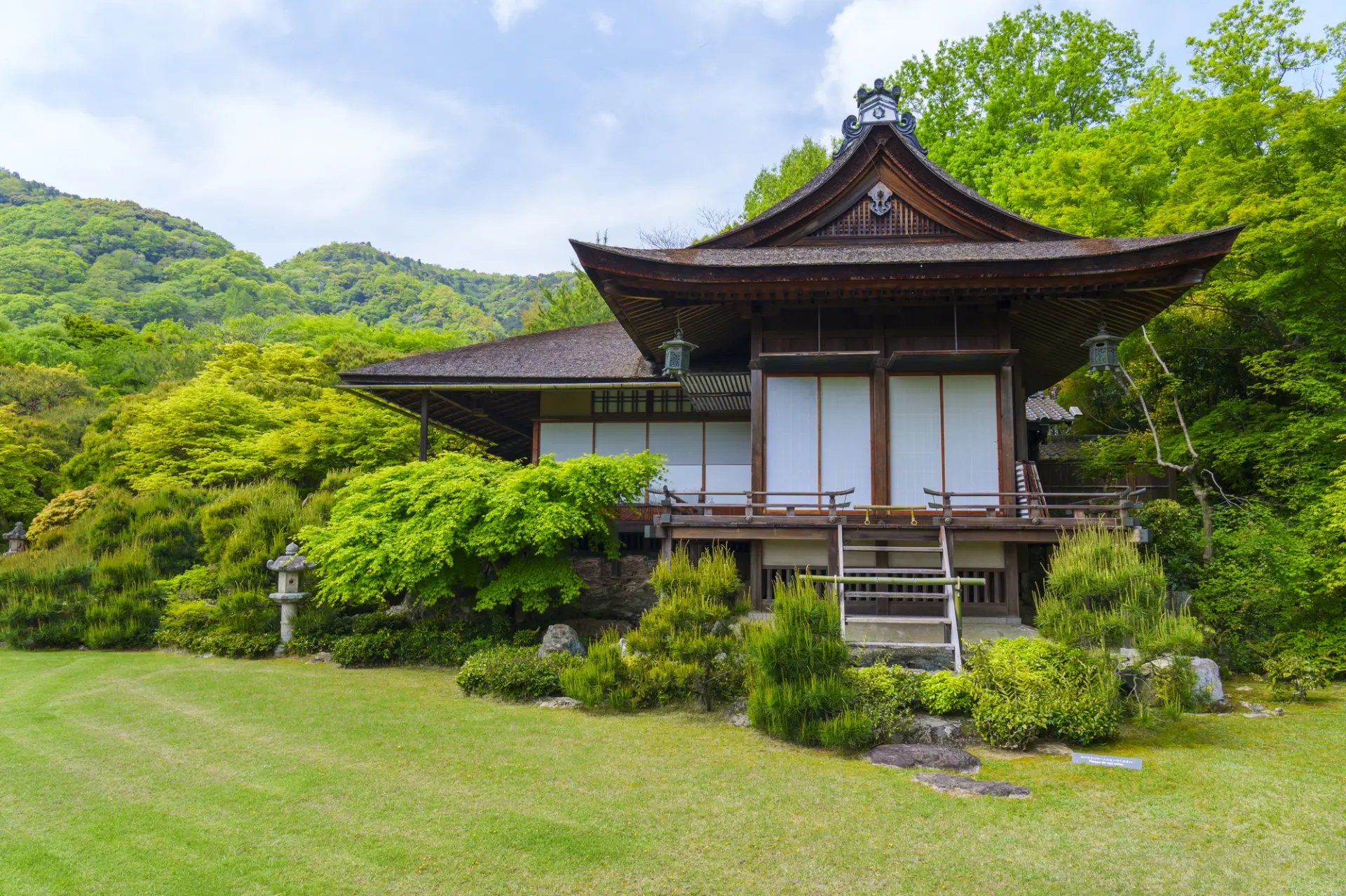 喧騒を離れ、静寂の中で嵐山の自然を感じられる庭園