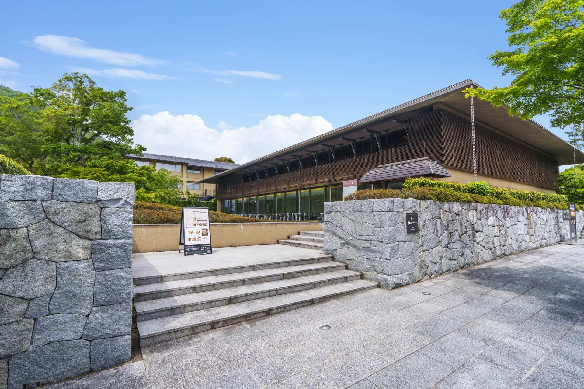 百人一首の歴史と庭園の景色が楽しめる嵯峨嵐山文華館
