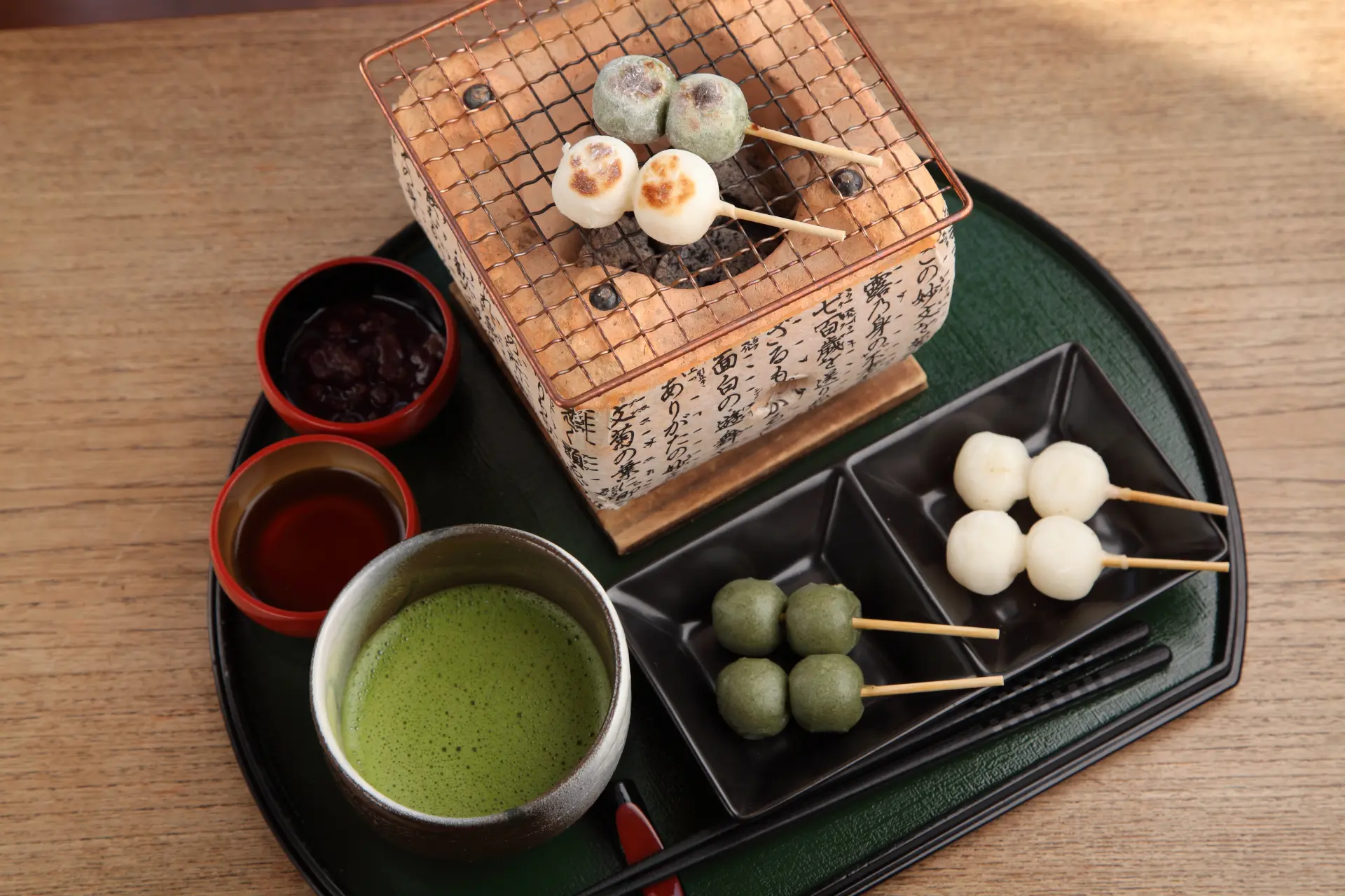 日本ならではの七輪を使って、お団子の手焼きをするなど和スイーツが人気のカフェ