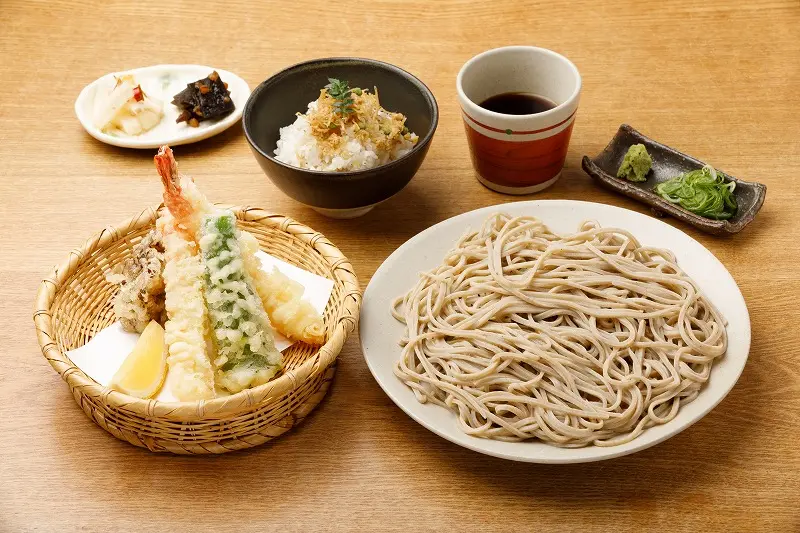 全国の生産者から仕入れたそばの実を使った風味豊かな手打ちそば