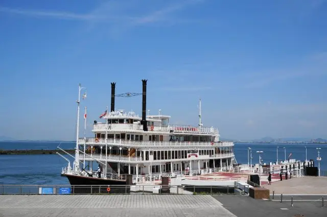 此次行程要搭乘的密西根號汽船在這裡上船！