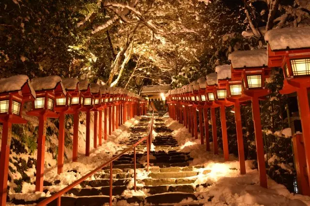 With a history of more than 1,300 years, it is one of the oldest shrines in Japan and the head shrine of about 2,000 water god shrines in Japan. It is also known as Kyoto's best spot for matchmaking.