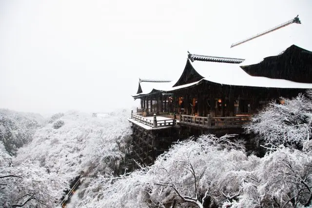象徵寺院的「本堂」在寂靜中盡顯華麗優雅的冬雪風情令人印象深刻