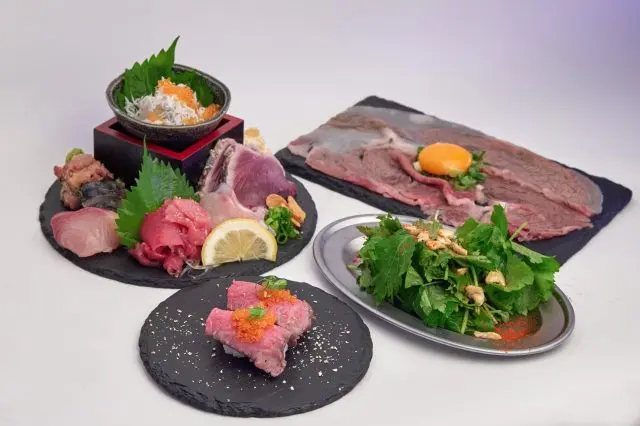 Tachigui Sakaba Kinjishi, accommodating both hearty meals and casual drinking.