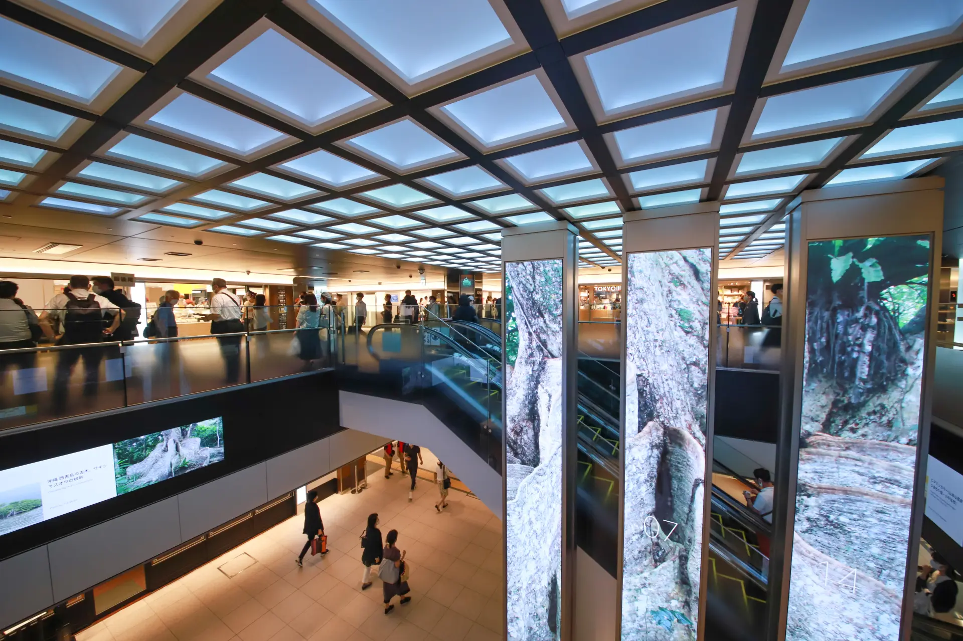 Gransta Tokyo gathers more than 180 diverse shops, including sweets, cafes, restaurants, and general goods.