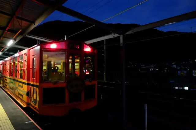列車に乗って、神秘的な光の中へ旅をしよう