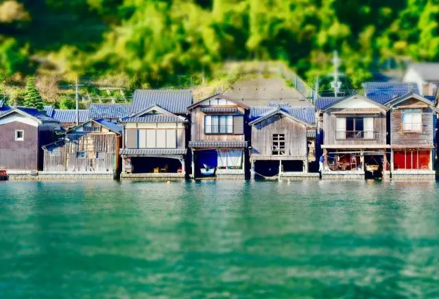 Located along Ine Bay, where fishing is thriving, this is a rare building in Japan where the first floor is connected to the sea.