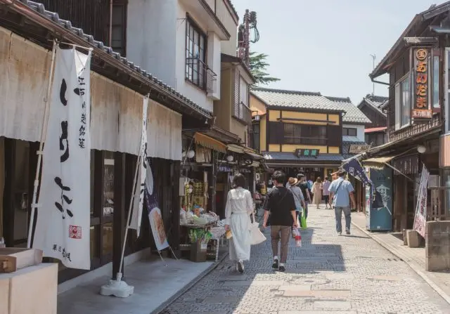 石板街道两侧，林立着多家传统糕点店的复古横丁