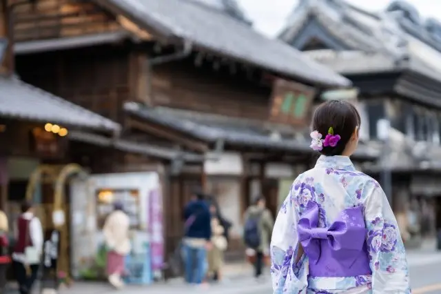 Stroll through the historical townscape in a kimono.