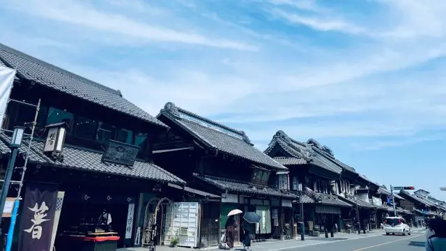 歴史的建造物が点在する情緒ある商店街